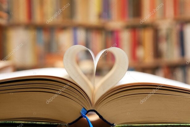 Книга с закладкой и микрофон на фоне тёплого света