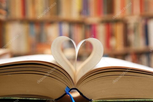 Книга с закладкой и микрофон на фоне тёплого света