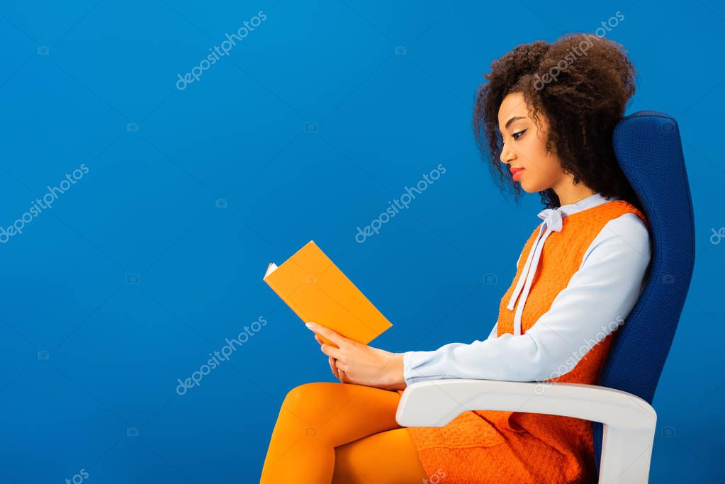 Открытая книга и микрофон в тёплом свете